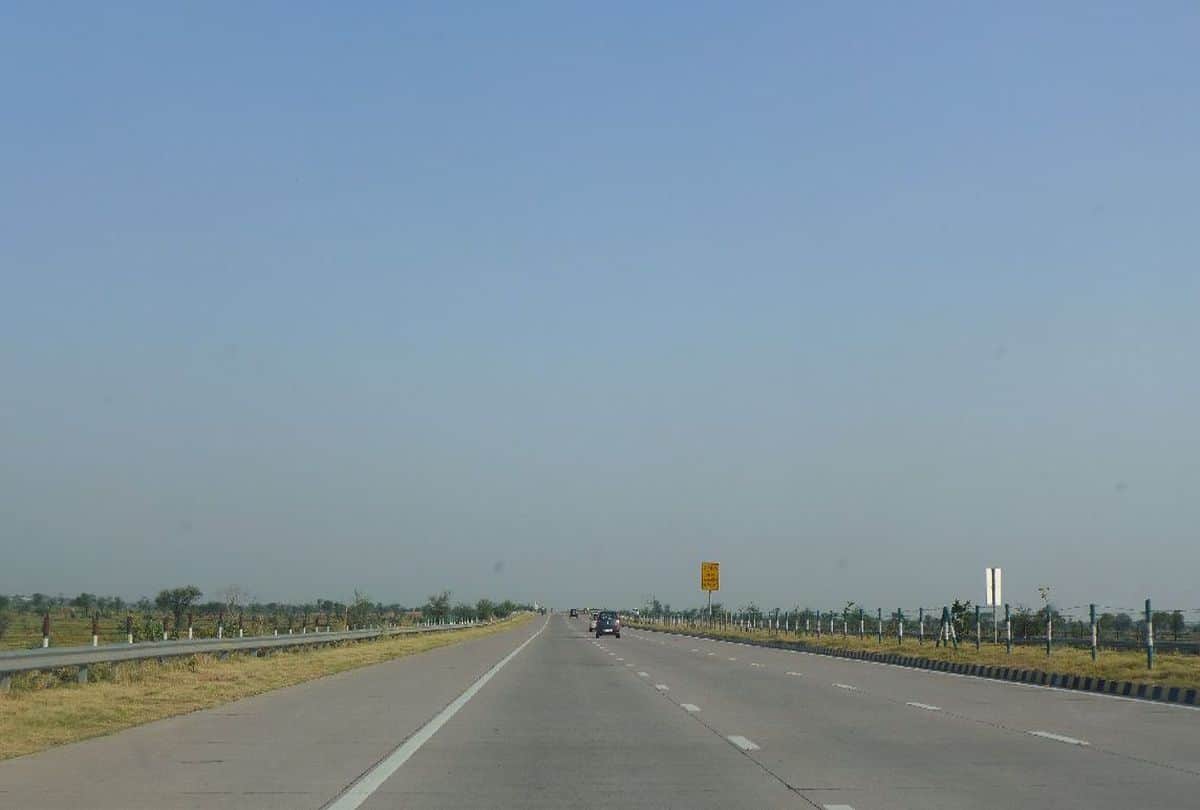 Yamuna Authority plans to install time booths at zero points on both sides of  Yamuna Expressway from Greater Noida and Agra