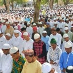 वाराणसी के सारियां पुलकोहना ईदगाह में ईद की नमाज अदा करते मुस्लिम बंधु