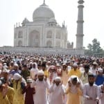 ताजमहल पर नमाज अदा करते नमाजी
