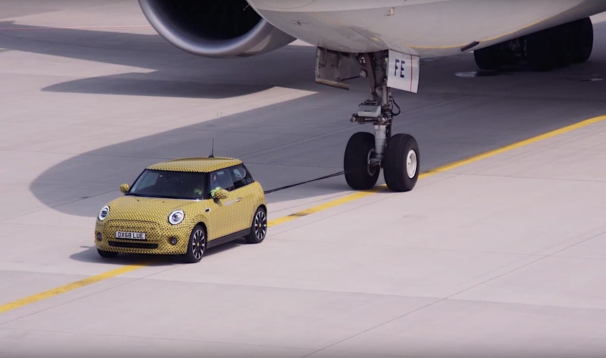 electric car bmw mini cooper se pulls the 150 ton weight lufthansa boeing 777F, watch video