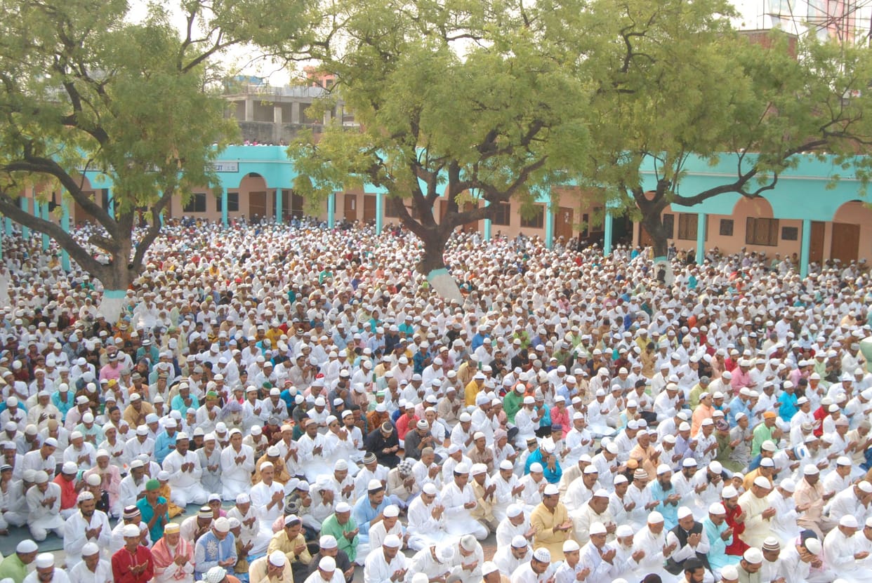 नमाज अदा कर गले मिले, बोले, ईद मुबारक
