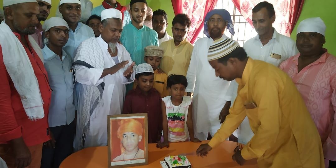 पहले पढ़ी नमाज फिर मनाया योगी का जन्मदिन