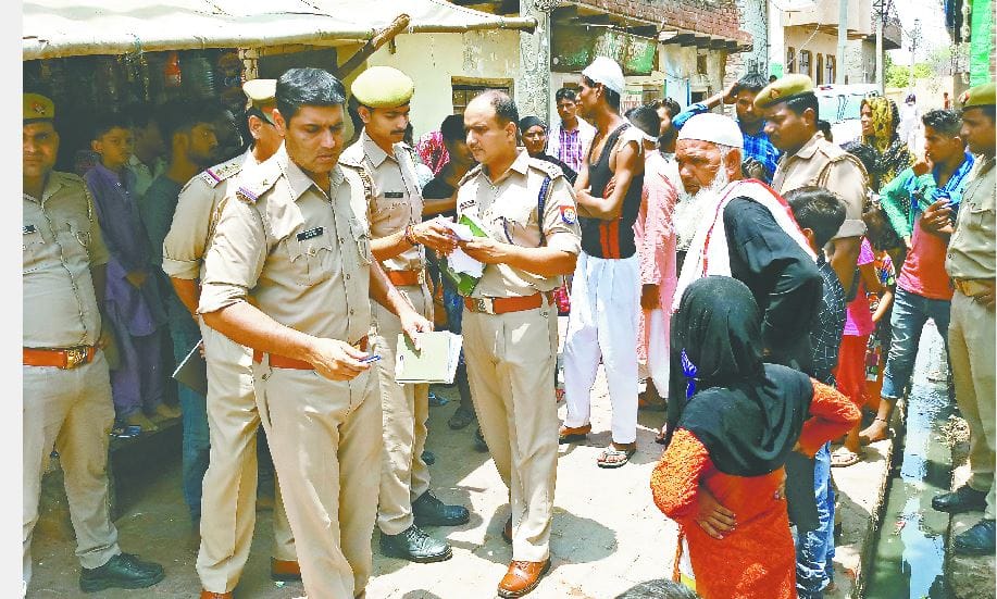 युवकों पर किया हमला, पथराव में तीन घायल