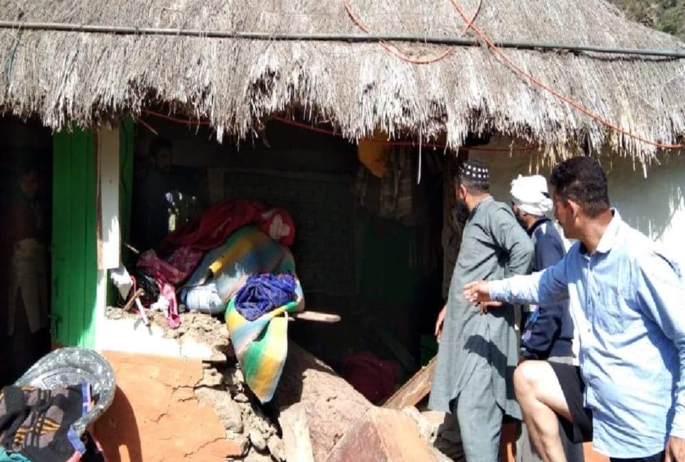 Tree fall on house after high storm in vikas nagar Child Death