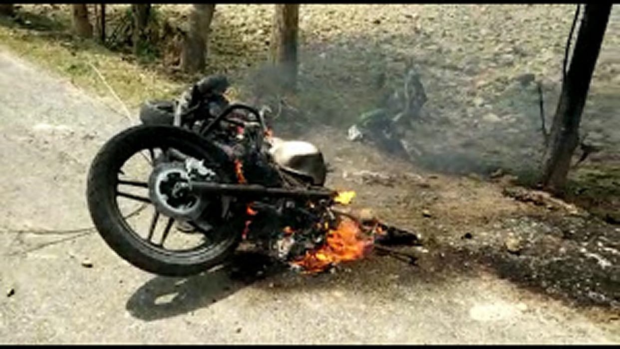 चलती बाइक पर हाईटेंशन तार गिरा, दो शख्स झुलसे