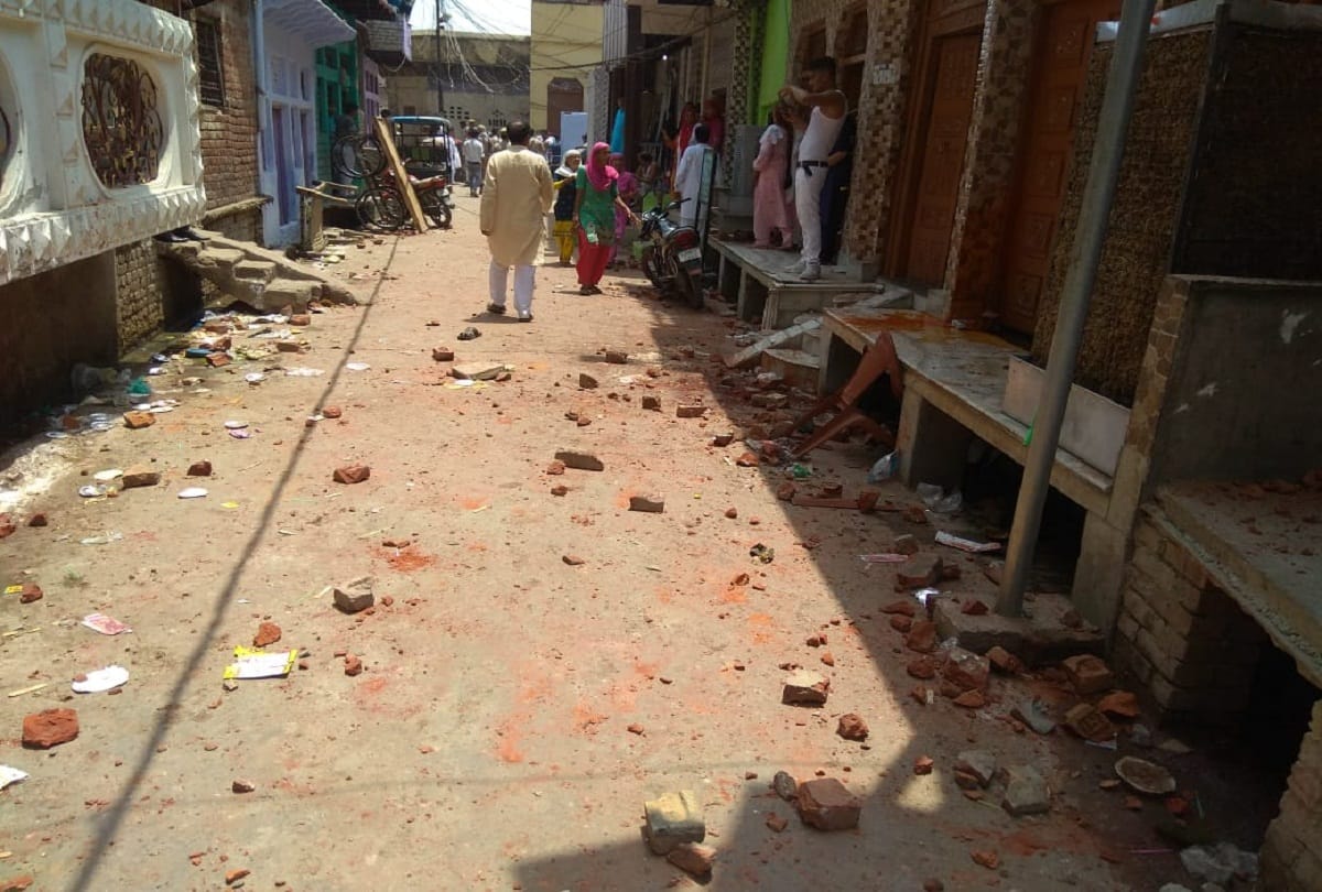Two group of same community clash with each other, police did lathi charge in Hathras