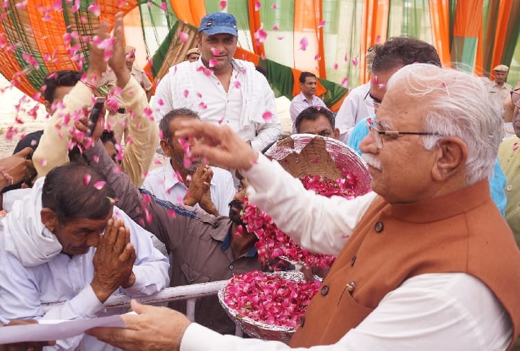 CM Manohar Lal reached at the abhinandan ceremony of BJP's panna pramukhs in Hisar