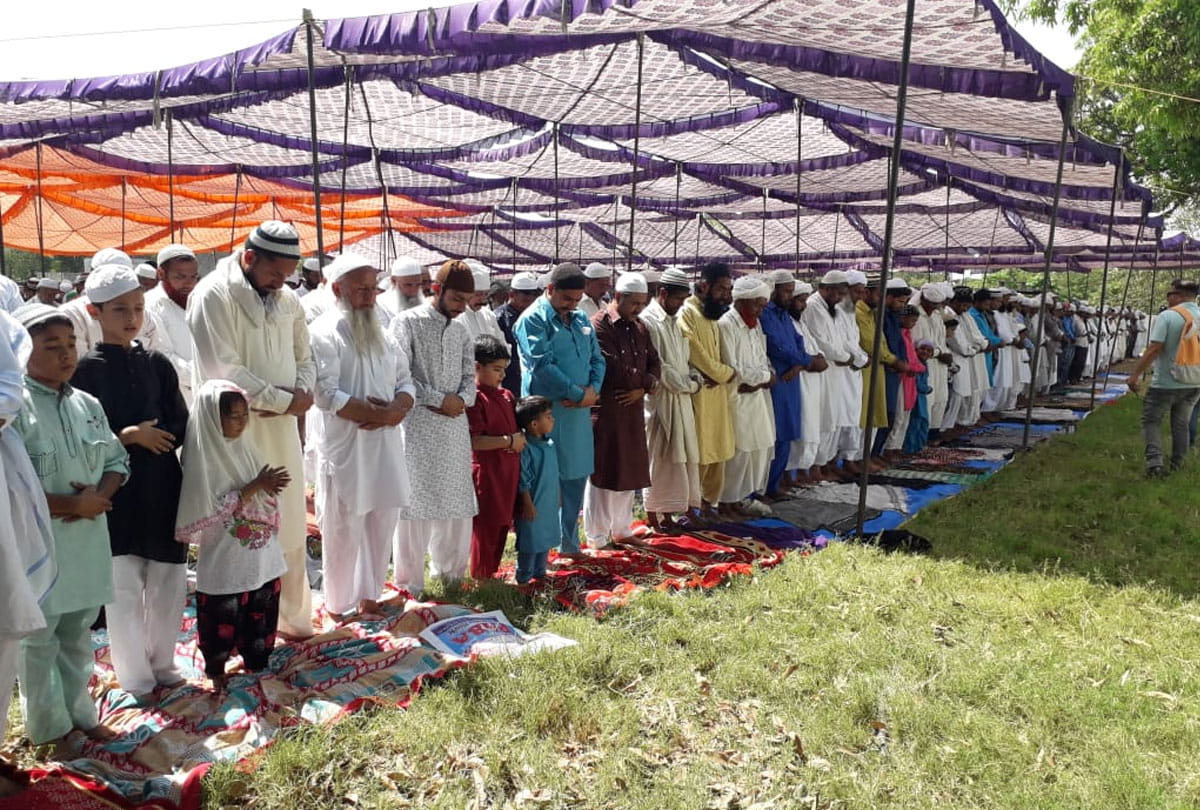 exchange of sweets with pakistan on border, jawans made their eid with local people in jammu kashmir