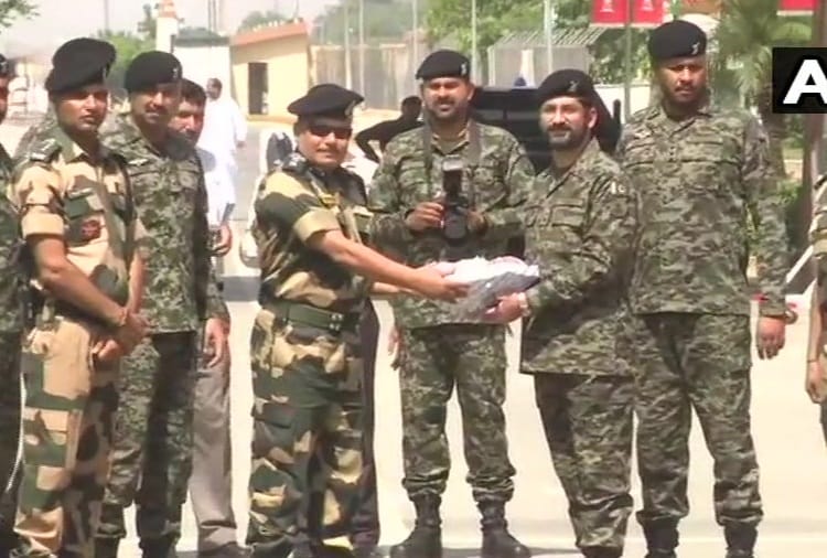 Eid 2019, Eid Mubarak, Border Security Force personnel exchange sweets with Pakistani Rangers