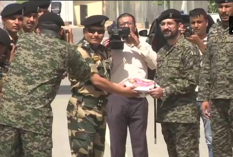 Eid 2019, Eid Mubarak, Border Security Force personnel exchange sweets with Pakistani Rangers