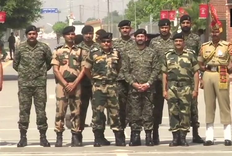 Eid 2019, Eid Mubarak, Border Security Force personnel exchange sweets with Pakistani Rangers