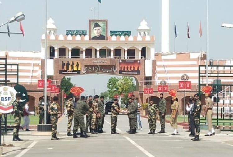 Eid 2019, Eid Mubarak, Border Security Force personnel exchange sweets with Pakistani Rangers