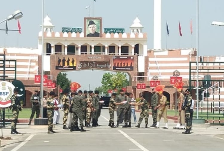 Eid 2019, Eid Mubarak, Border Security Force personnel exchange sweets with Pakistani Rangers
