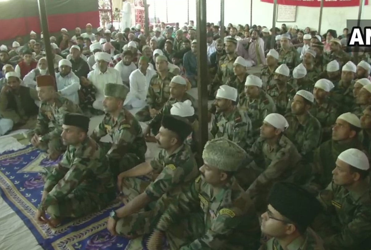 exchange of sweets with pakistan on border, jawans made their eid with local people in jammu kashmir