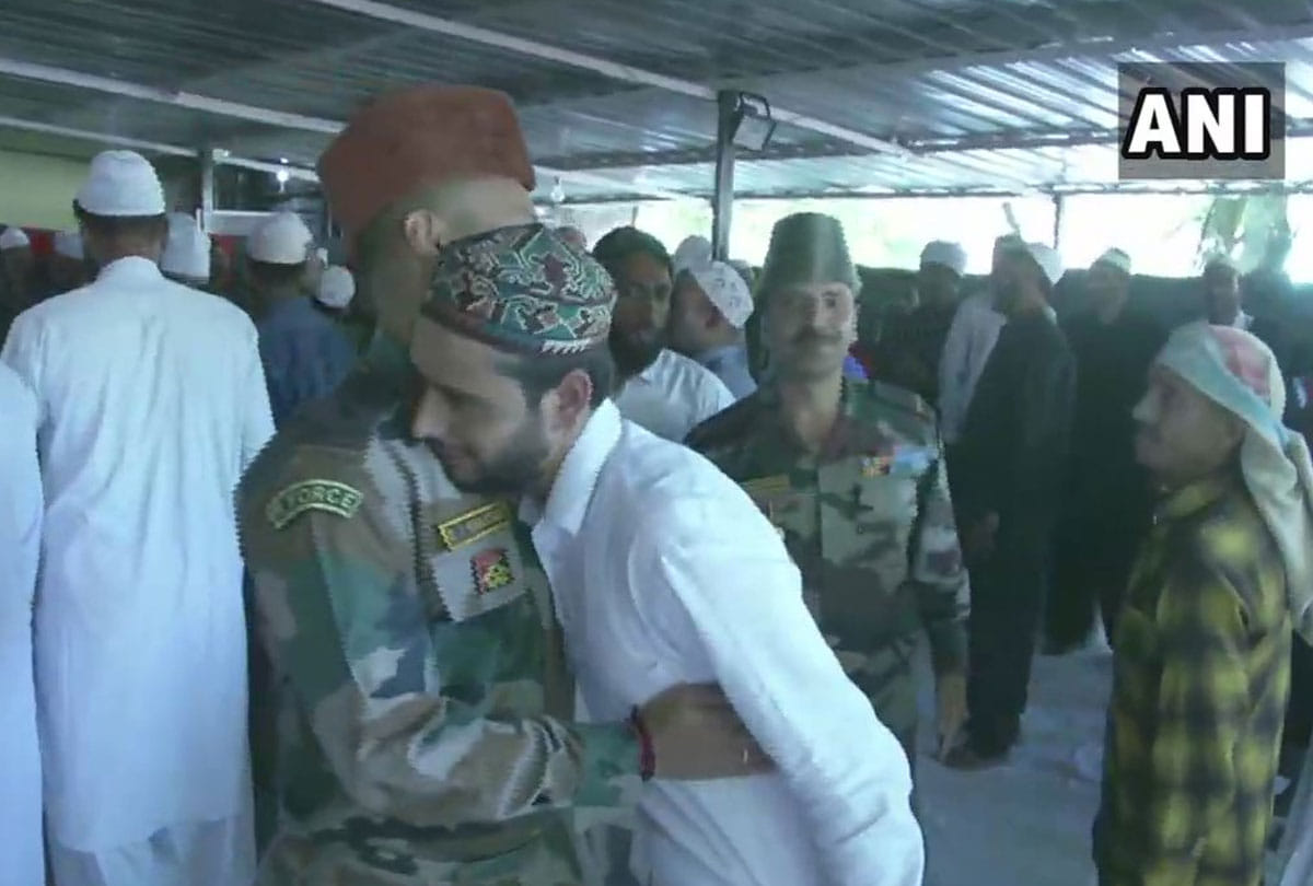 exchange of sweets with pakistan on border, jawans made their eid with local people in jammu kashmir