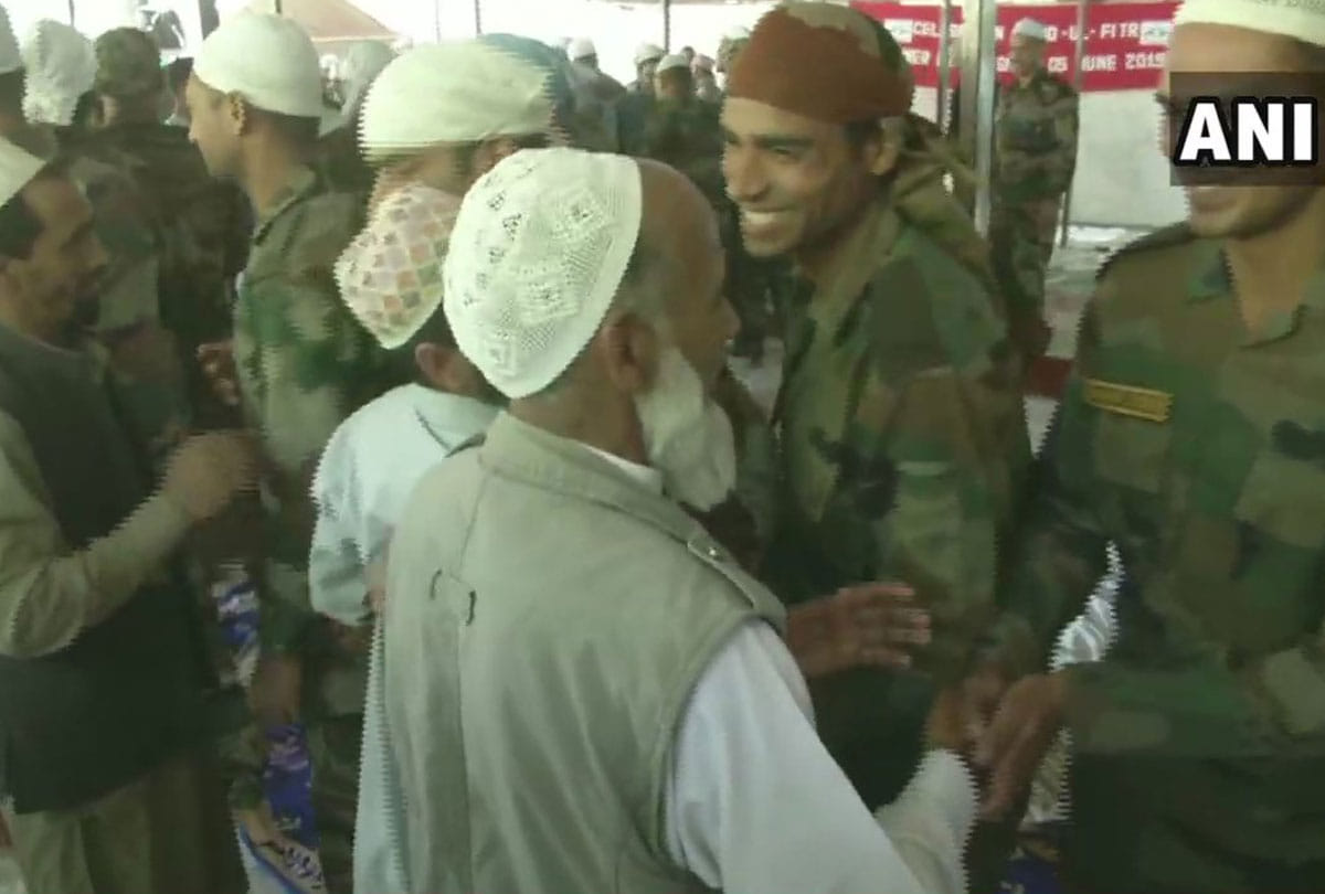 exchange of sweets with pakistan on border, jawans made their eid with local people in jammu kashmir
