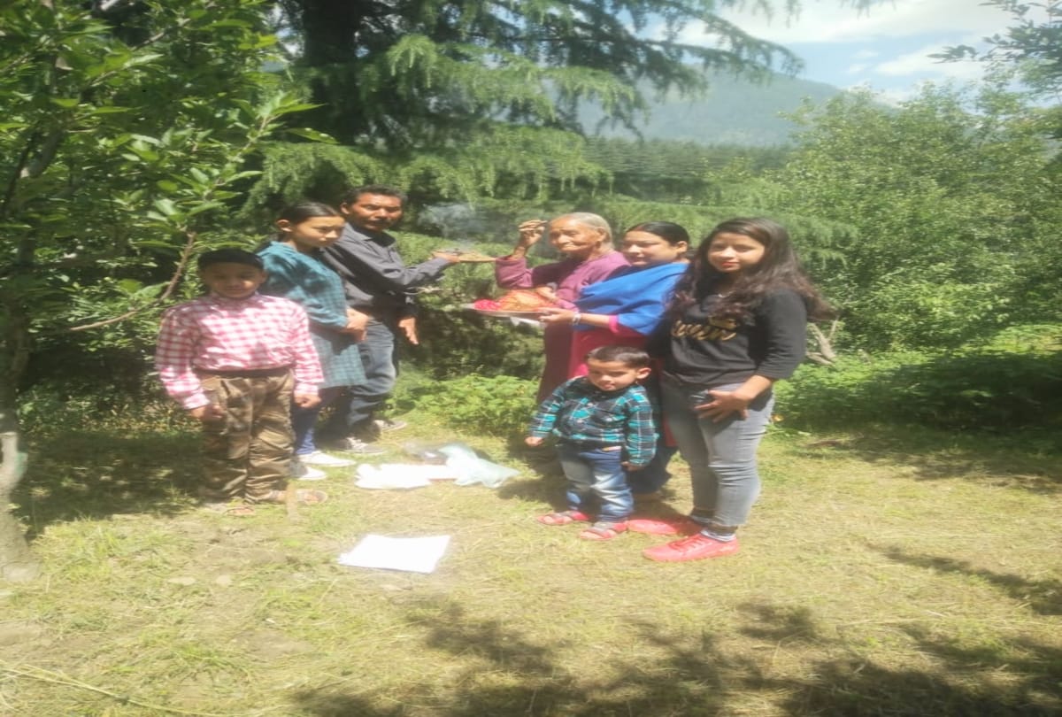 kalpana thakur worshiped nature with the leaf of juniper plant