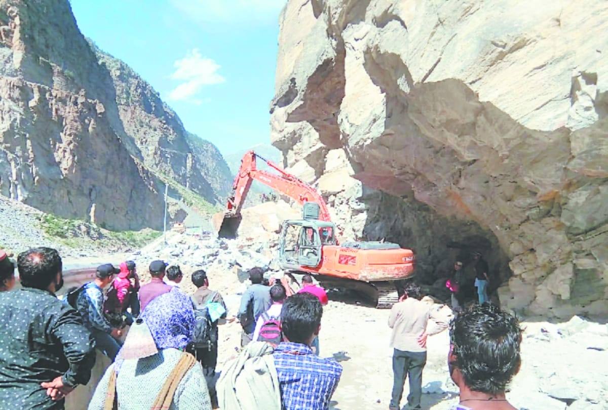 nh five closed for vehicular movement due to heavy landslide in kinnaur