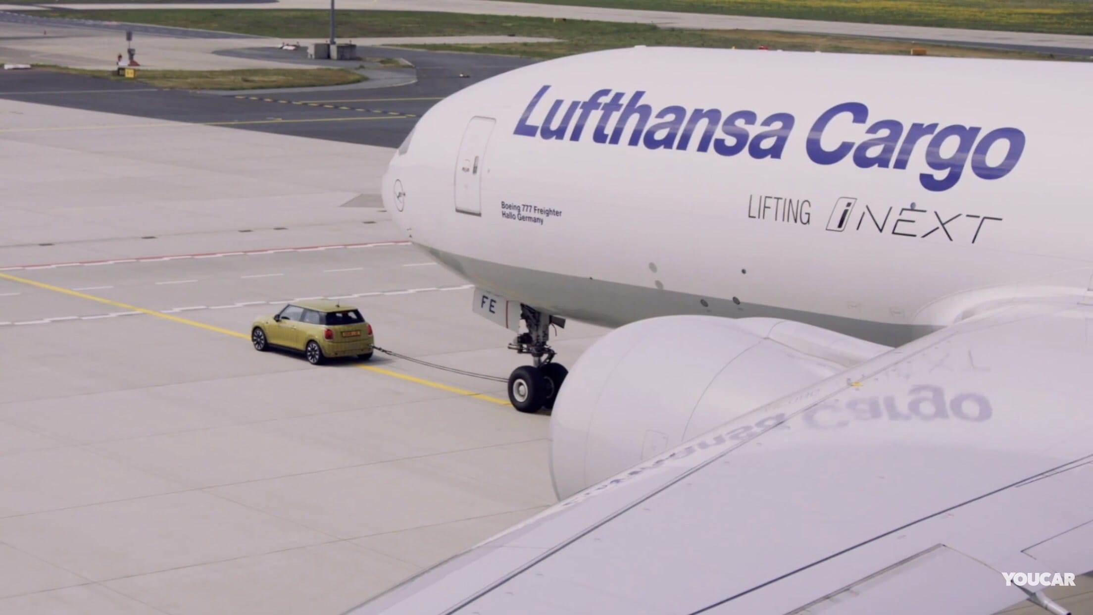 electric car bmw mini cooper se pulls the 150 ton weight lufthansa boeing 777F, watch video