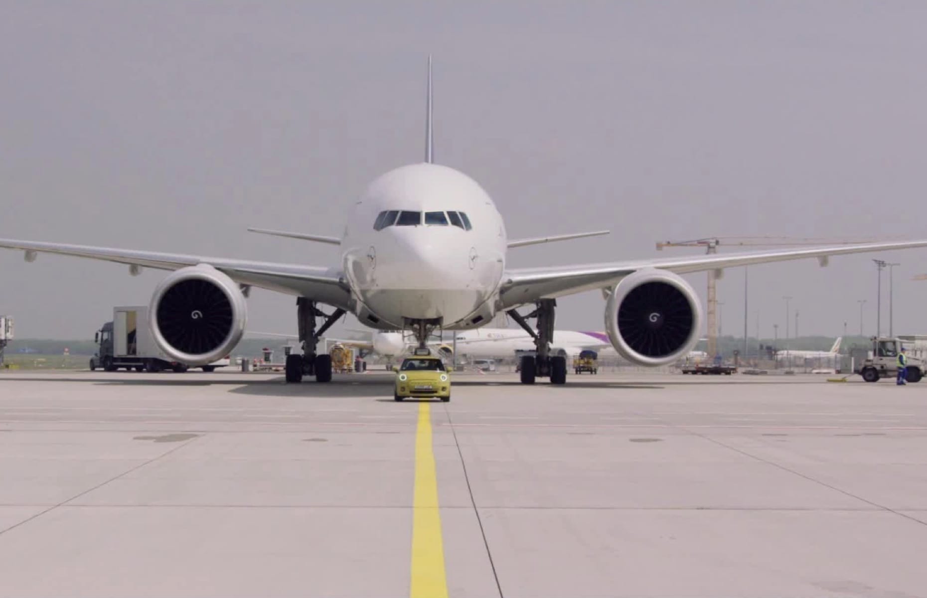 electric car bmw mini cooper se pulls the 150 ton weight lufthansa boeing 777F, watch video
