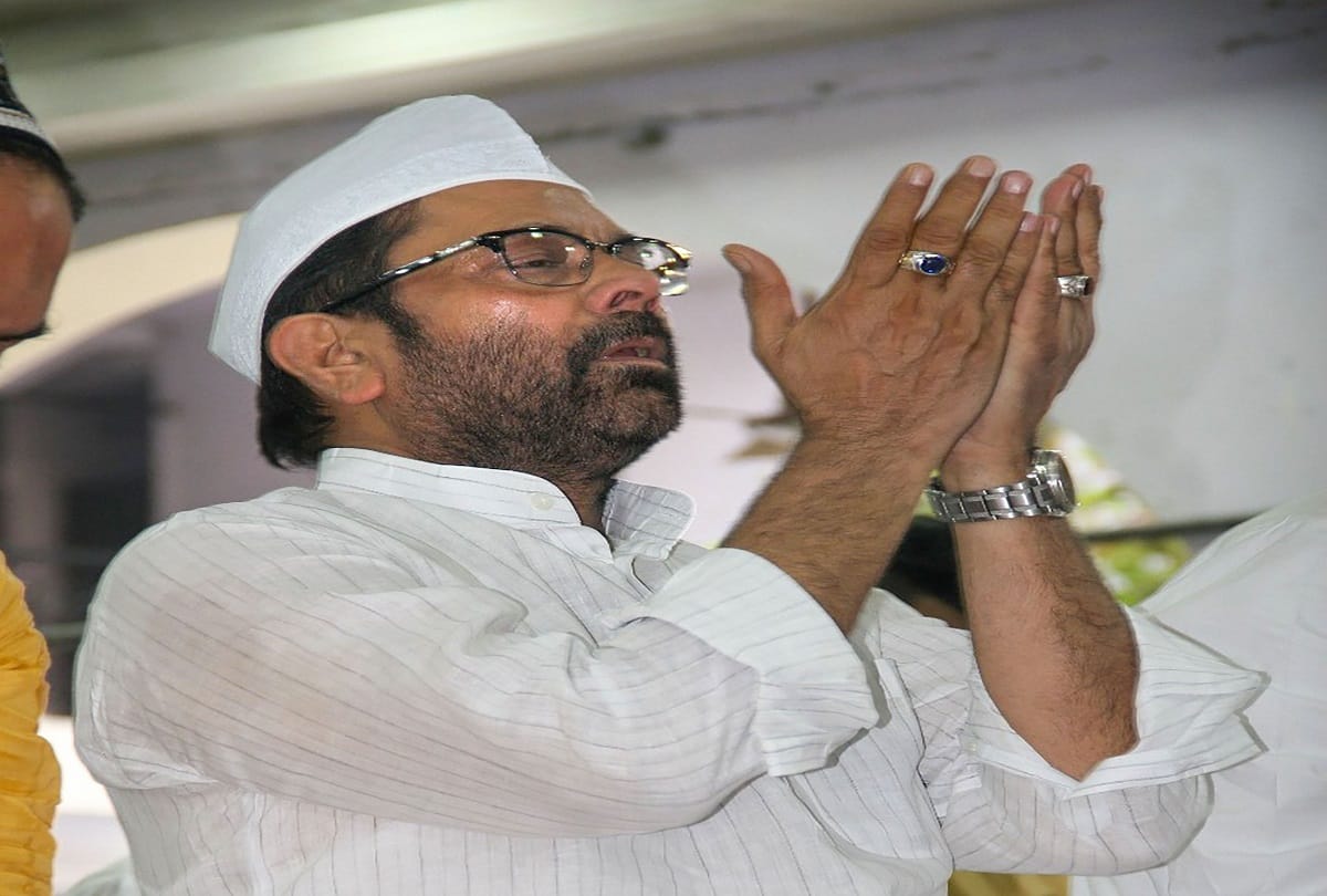 Mukhtar Abbas Naqvi offered a sheet at the Dargah of Khwaja Moinuddin Chishti symbolizing humanity