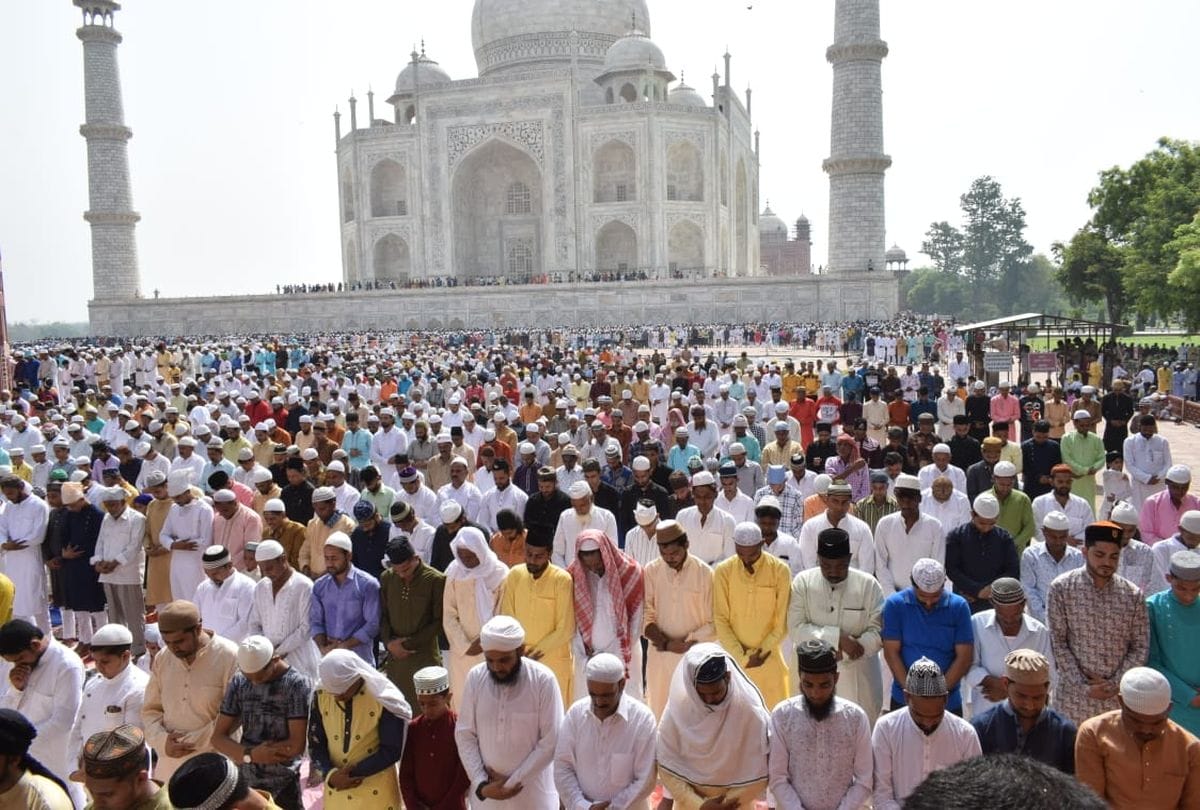 eid ul fitr namaz in taj mahal fatehpur sikri people says mubarak