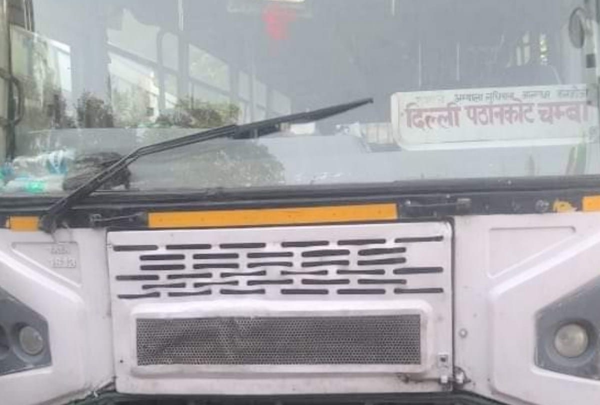 Police challan drunken driver of HRTC bus driver in Chamba Himachal pradesh