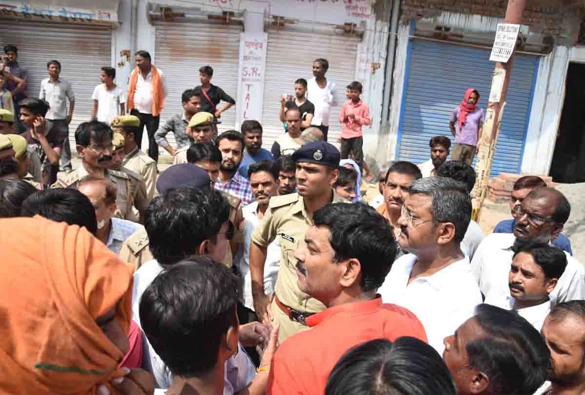 one man dies by police jeep in up after that stone plating on police