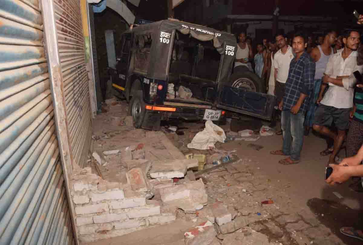 one man dies by police jeep in up after that stone plating on police