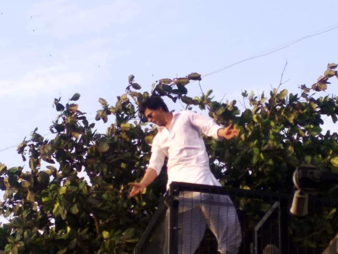 shahrukh khan wishes EID to his fan outside Mannat