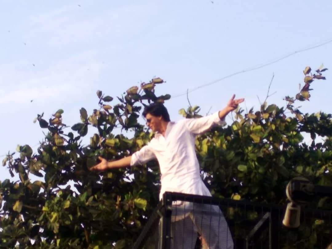 shahrukh khan wishes EID to his fan outside Mannat