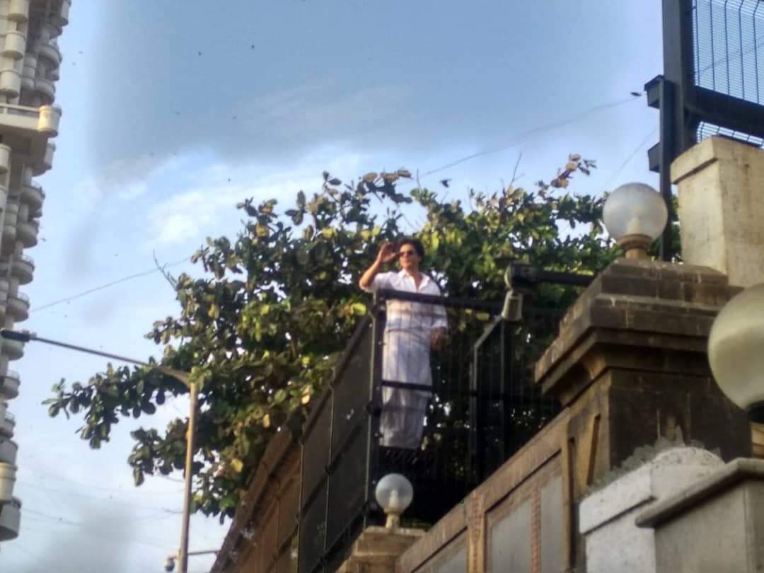 shahrukh khan wishes EID to his fan outside Mannat