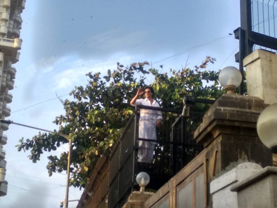 Shah Rukh Khan Hillarious Reply to Fan Asking for Room Rent in Mannat with AskSRK at twitter