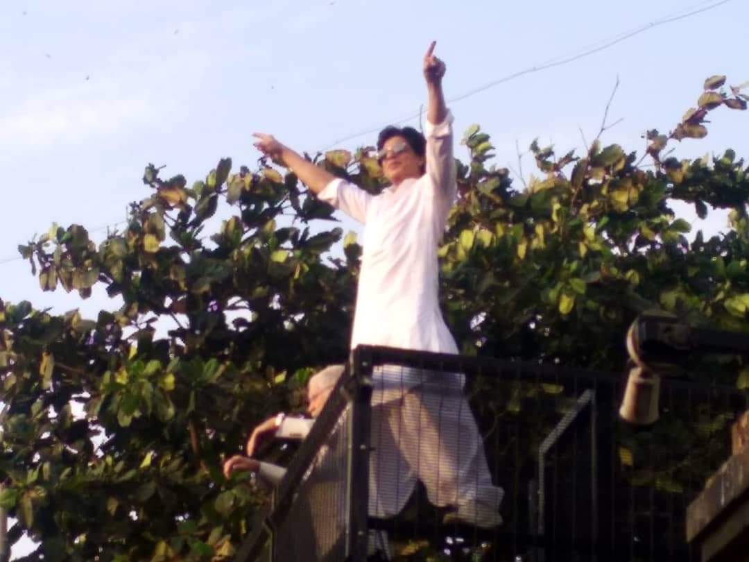 shahrukh khan wishes EID to his fan outside Mannat
