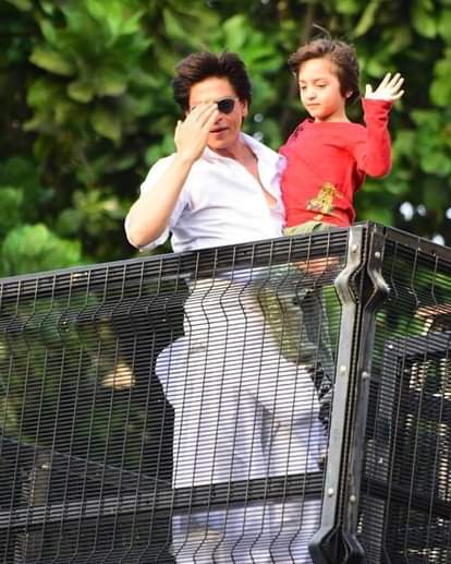 shahrukh khan wishes EID to his fan outside Mannat