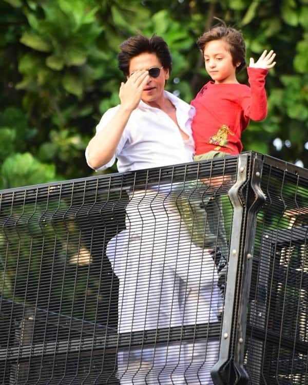 shahrukh khan wishes EID to his fan outside Mannat