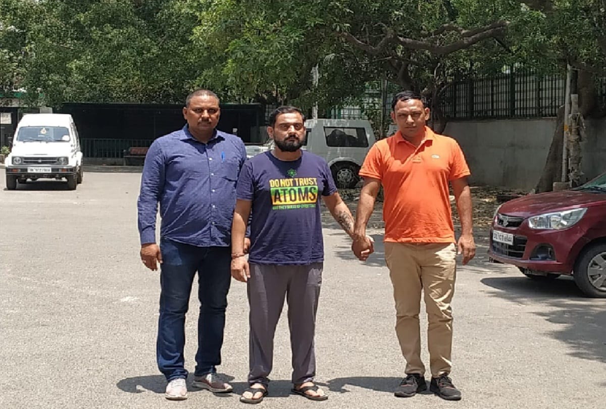 sandalwood smuggling racket busted delhi police one arrested