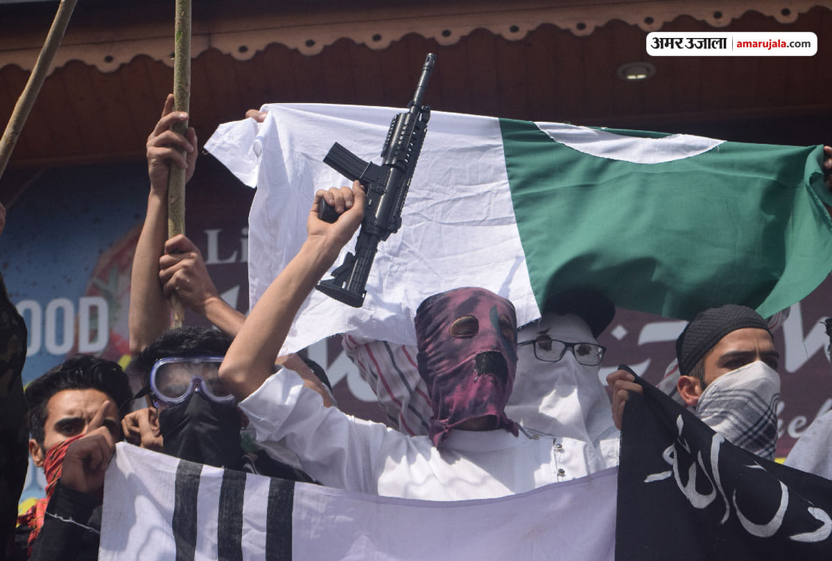 protesters in kashmir hosted pakistani and isjk flag, stone pelting and violence in srinagar