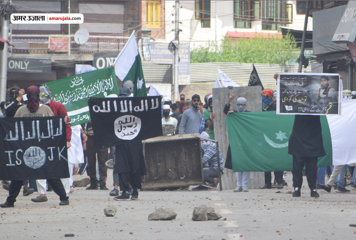 protesters in kashmir hosted pakistani and isjk flag, stone pelting and violence in srinagar