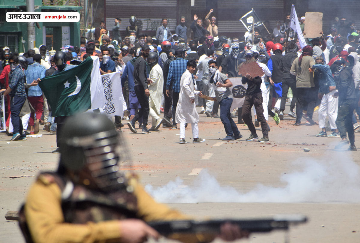 protesters in kashmir hosted pakistani and isjk flag, stone pelting and violence in srinagar