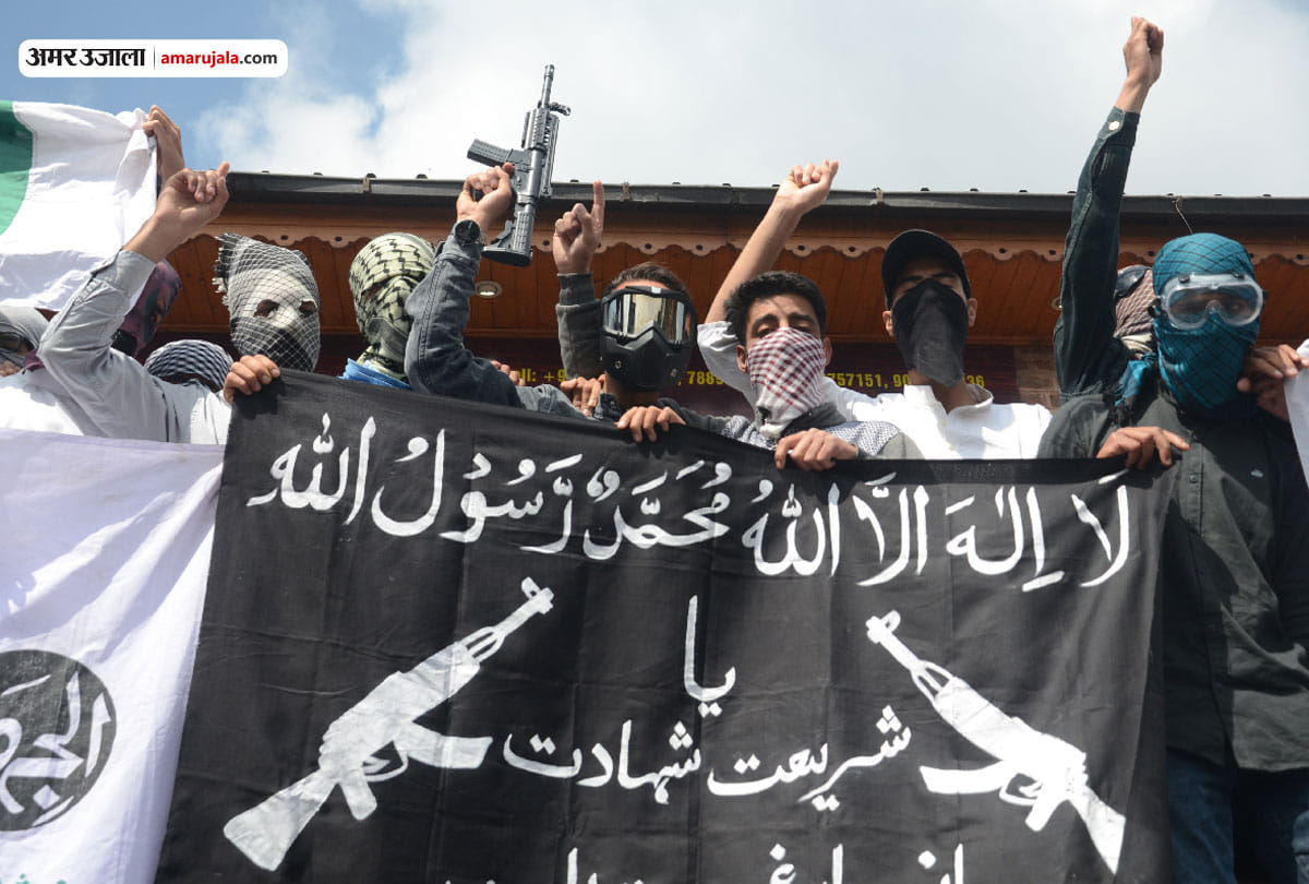 protesters in kashmir hosted pakistani and isjk flag, stone pelting and violence in srinagar