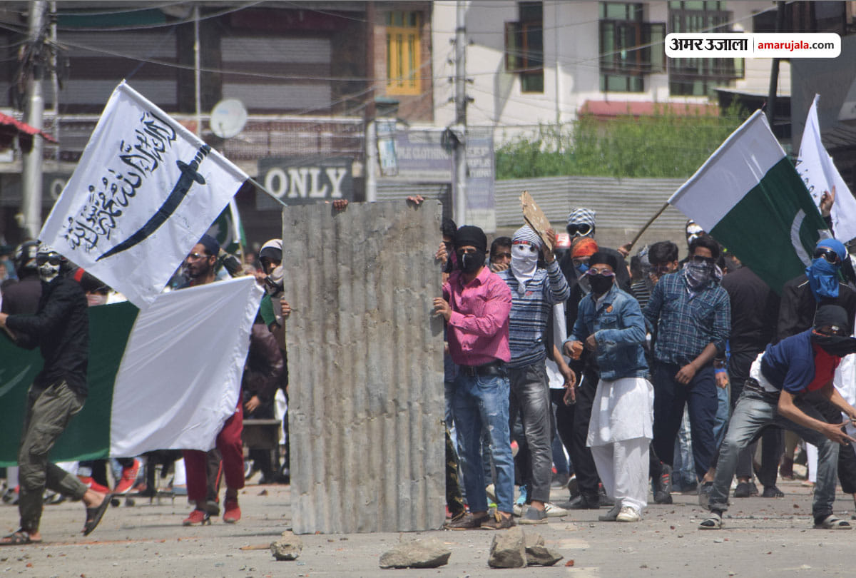 protesters in kashmir hosted pakistani and isjk flag, stone pelting and violence in srinagar