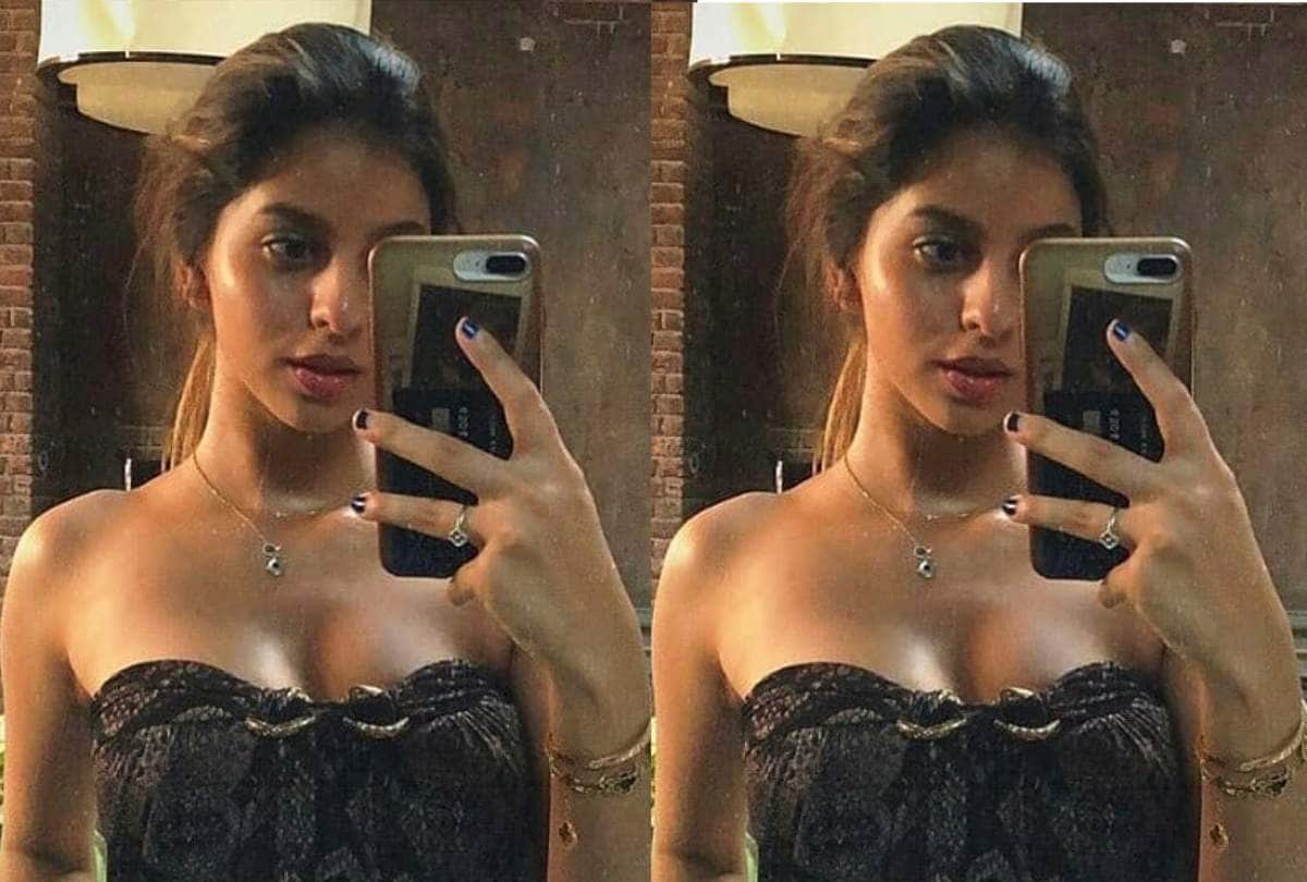 shah rukh khan daughter suhana khan selfie photo viral because of her atm card