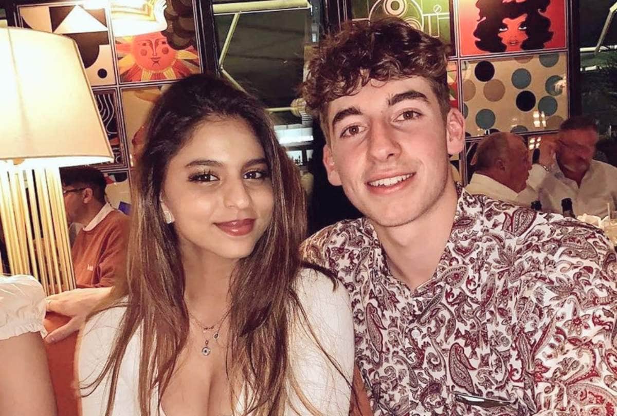 shah rukh khan daughter suhana khan selfie photo viral because of her atm card