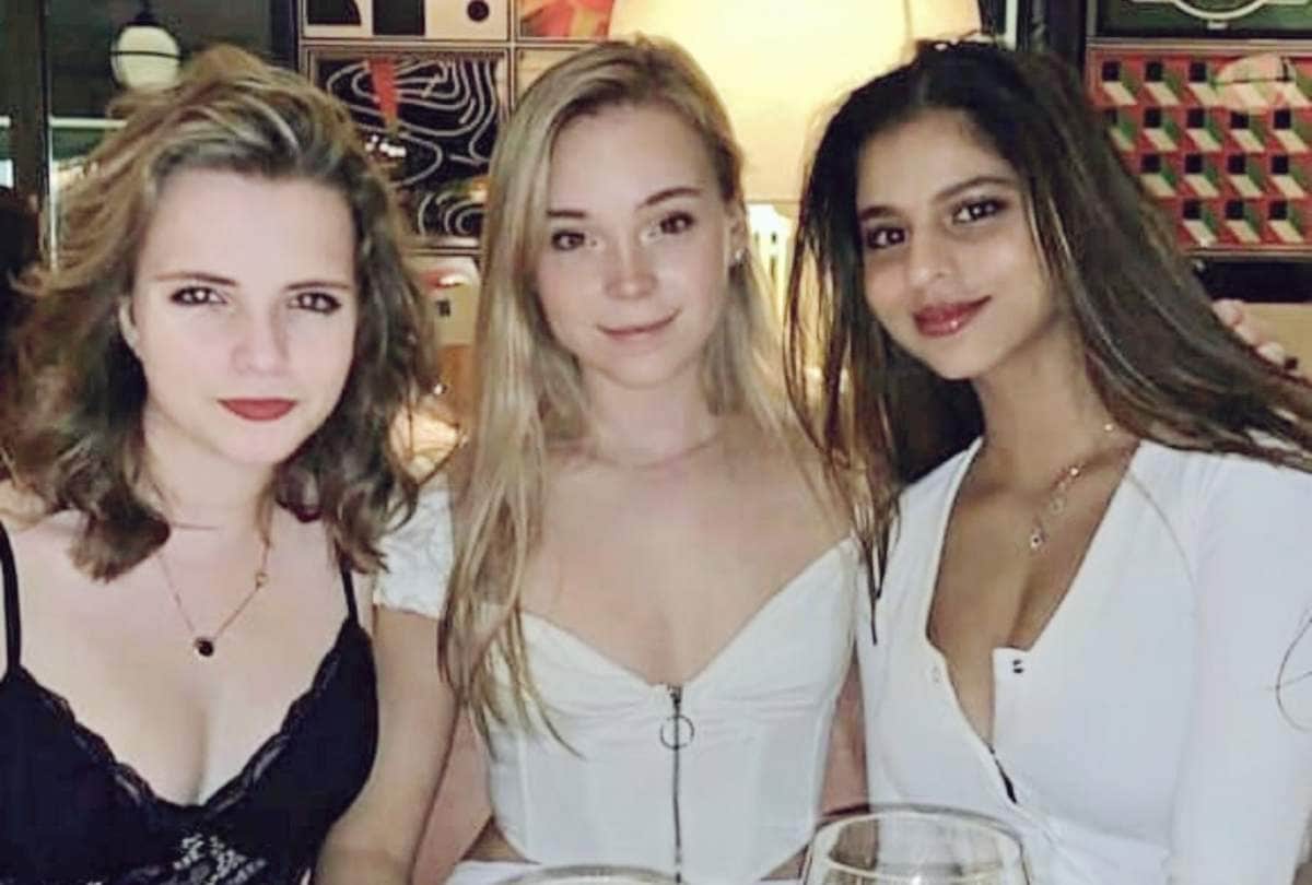 shah rukh khan daughter suhana khan selfie photo viral because of her atm card