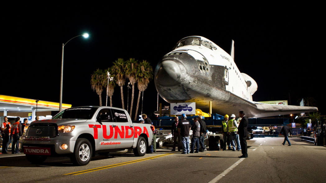 electric car bmw mini cooper se pulls the 150 ton weight lufthansa boeing 777F, watch video