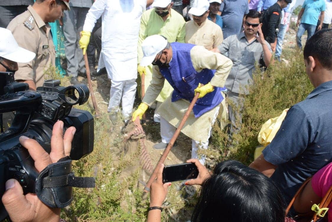 World Environment day 2019 uttarakhand cm trivendra singh rawat cleaning with spade