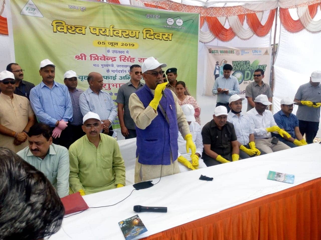 World Environment day 2019 uttarakhand cm trivendra singh rawat cleaning with spade