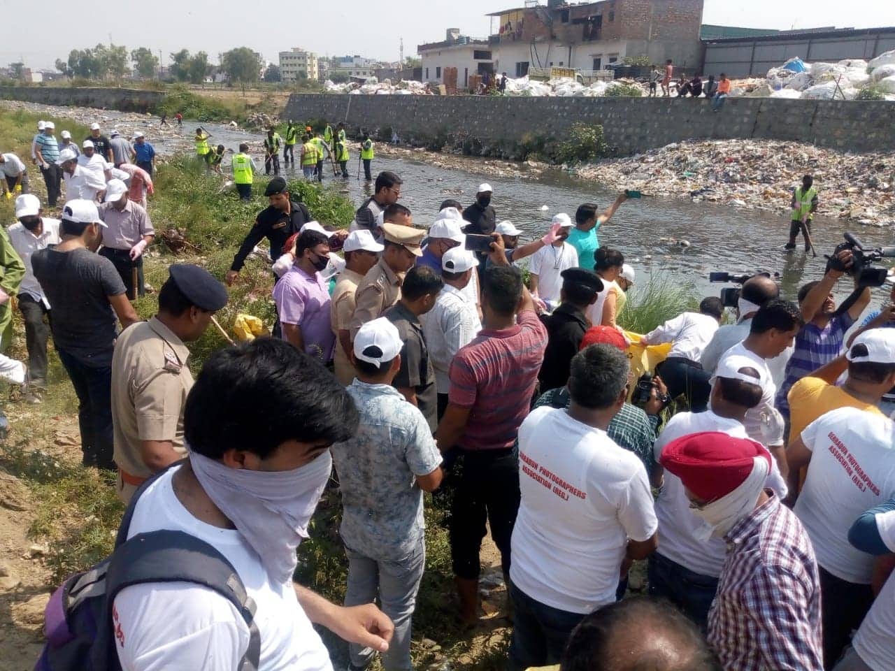 World Environment day 2019 uttarakhand cm trivendra singh rawat cleaning with spade