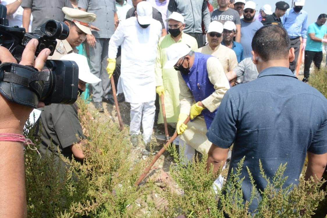 World Environment day 2019 uttarakhand cm trivendra singh rawat cleaning with spade